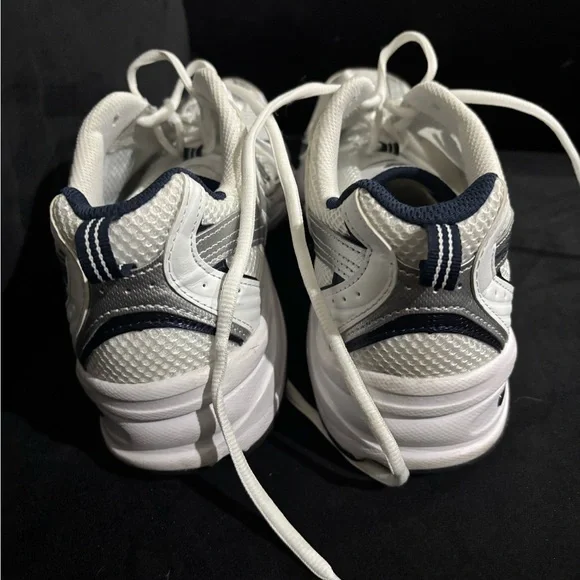 Women’s New Balance 530 - Picture 4 of 5